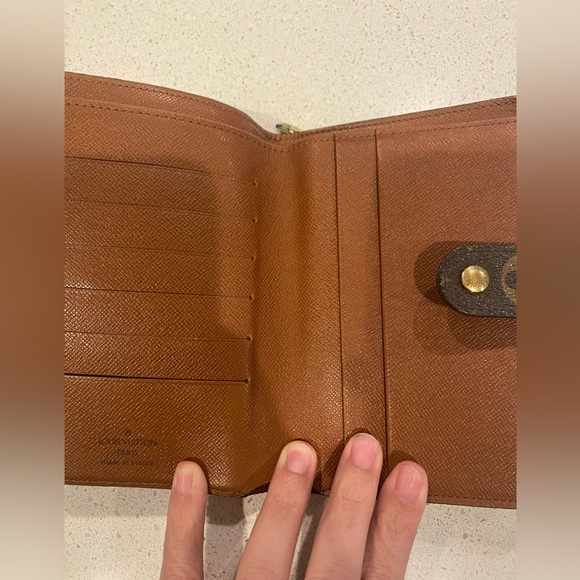 Louis Vuitton Medium Wallet - Picture 5 of 6